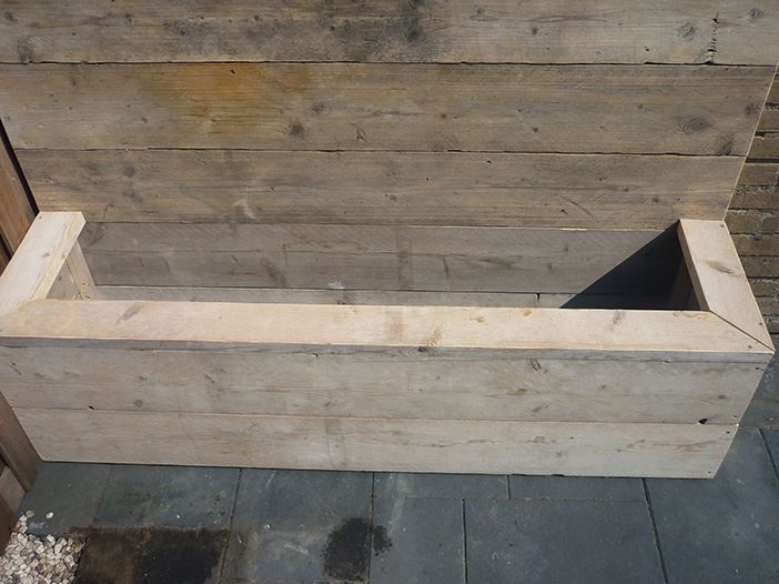 Bloembak van steigerhout met achterwand